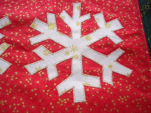 sewing-tablerunner-snowflake-close